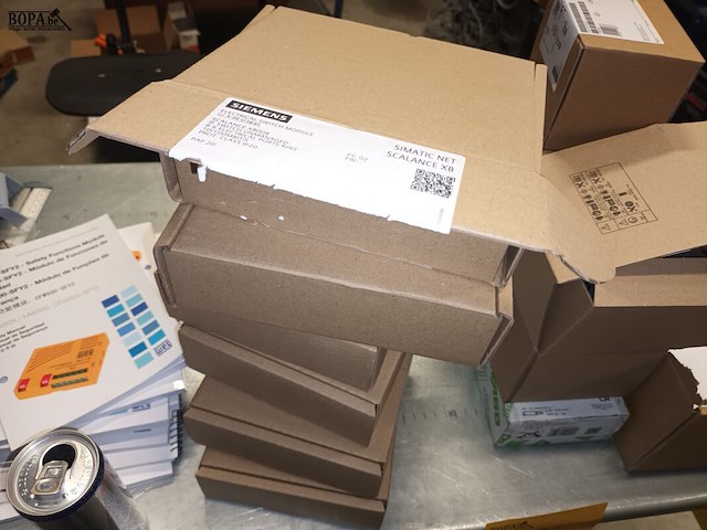 Lot 126 - gele stapelkar met inhoud - afbeelding 4 van  5