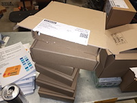 Lot 126 - gele stapelkar met inhoud - afbeelding 4 van  5