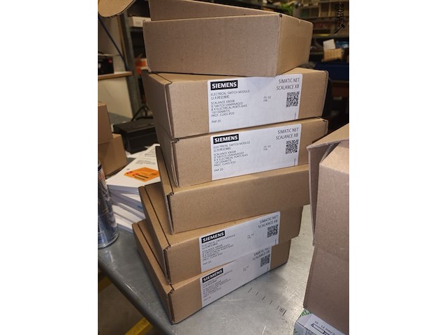 Lot 126 - gele stapelkar met inhoud - afbeelding 5 van  5