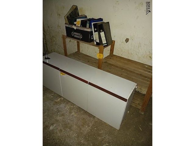 Lot 126 - hangkast, rek en mappen - afbeelding 1 van  1