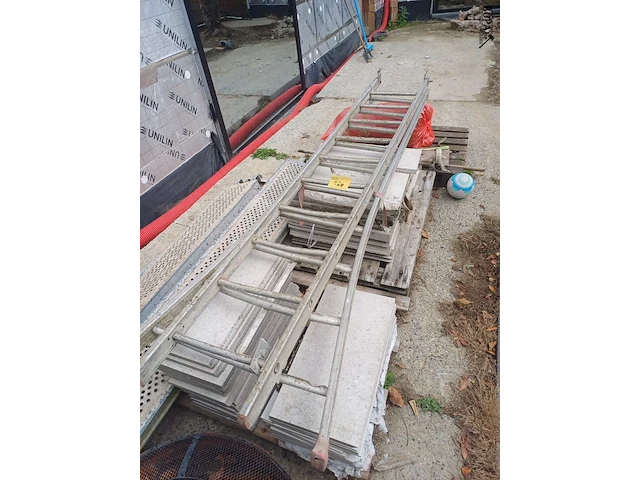 Lot 126 - uitschuifbare ladder - afbeelding 1 van  2