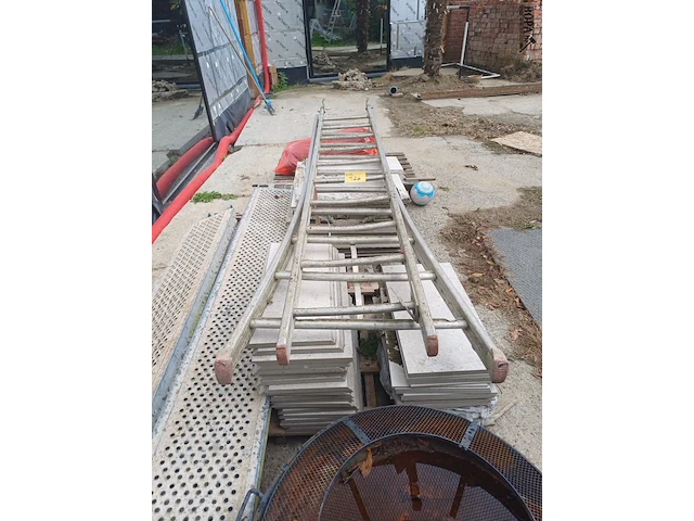 Lot 126 - uitschuifbare ladder - afbeelding 2 van  2
