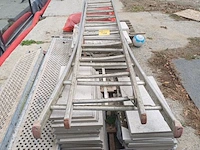 Lot 126 - uitschuifbare ladder - afbeelding 2 van  2