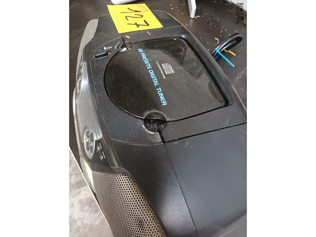 Lot 127 - draagbare radio philips - afbeelding 1 van  4