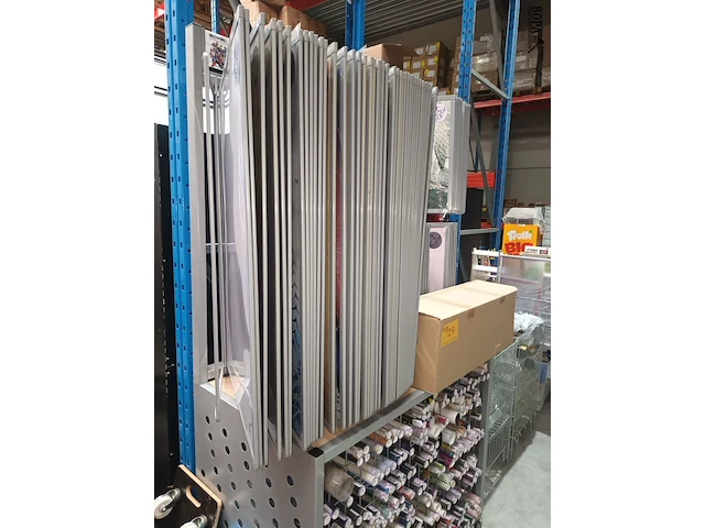 Lot 127 - draaibare wandhouder voor posters - afbeelding 4 van  4