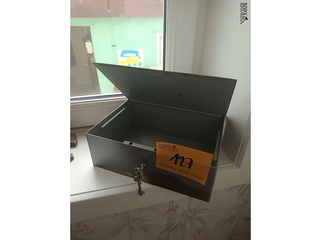 Lot 127 - geldkoffer met sleutel - afbeelding 1 van  3