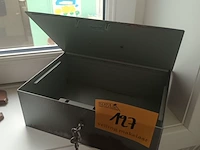 Lot 127 - geldkoffer met sleutel - afbeelding 1 van  3