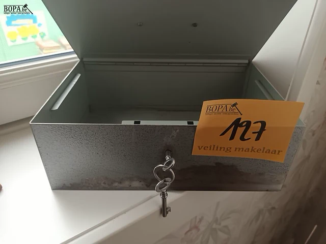 Lot 127 - geldkoffer met sleutel - afbeelding 2 van  3