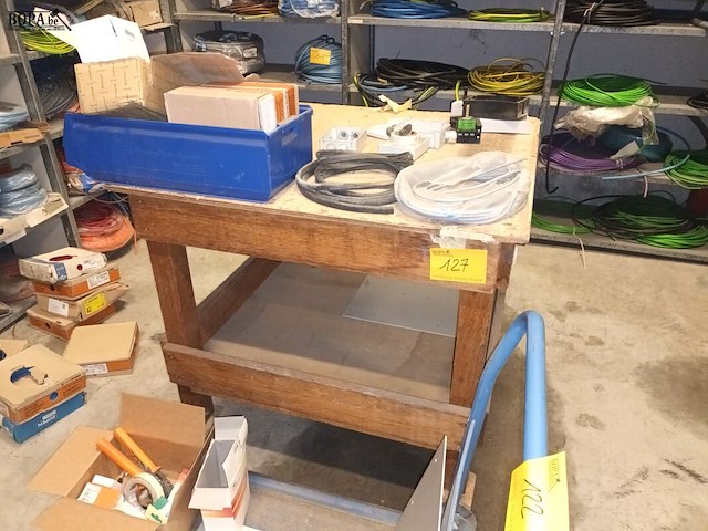 Lot 127 - houten werktafel op wielen - afbeelding 1 van  3