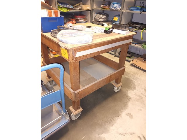 Lot 127 - houten werktafel op wielen - afbeelding 2 van  3