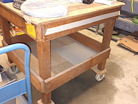 Lot 127 - houten werktafel op wielen - afbeelding 2 van  3