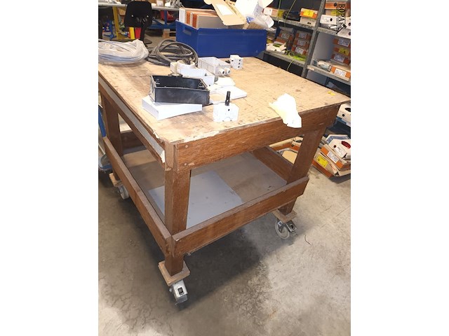 Lot 127 - houten werktafel op wielen - afbeelding 3 van  3