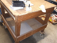 Lot 127 - houten werktafel op wielen - afbeelding 3 van  3