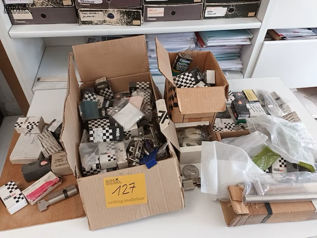 Lot 127 - lot cilindersloten en deurbeslag - afbeelding 1 van  5
