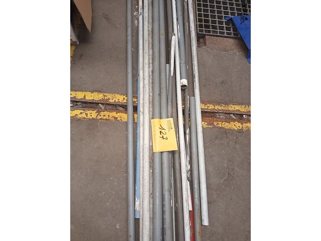 Lot 127 - lot pvc buizen - afbeelding 1 van  2