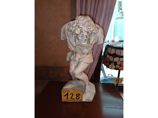 Lot 128 - beeld in gips - afbeelding 1 van  4