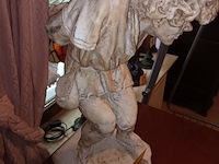 Lot 128 - beeld in gips - afbeelding 3 van  4