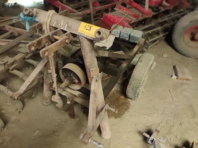 Lot 128 - kar met waterpomp - afbeelding 1 van  3