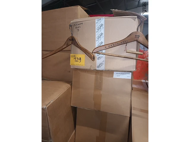 Lot 129 - houten kleerhangers - afbeelding 1 van  5