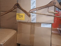 Lot 129 - houten kleerhangers - afbeelding 1 van  5