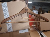 Lot 129 - houten kleerhangers - afbeelding 2 van  5