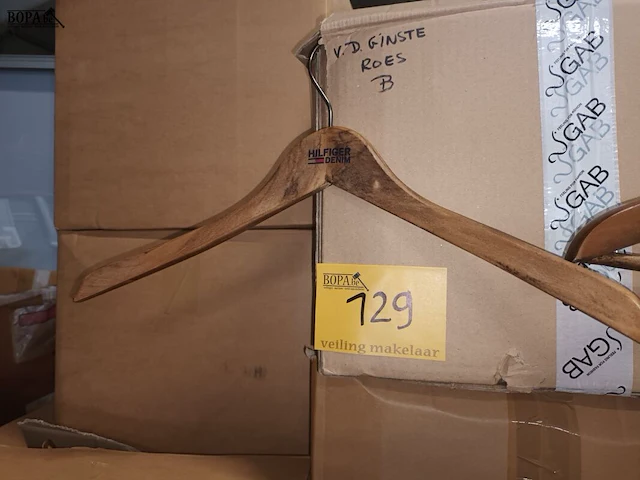 Lot 129 - houten kleerhangers - afbeelding 3 van  5
