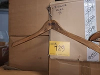 Lot 129 - houten kleerhangers - afbeelding 3 van  5