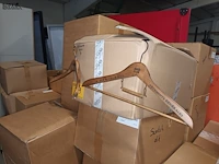 Lot 129 - houten kleerhangers - afbeelding 4 van  5