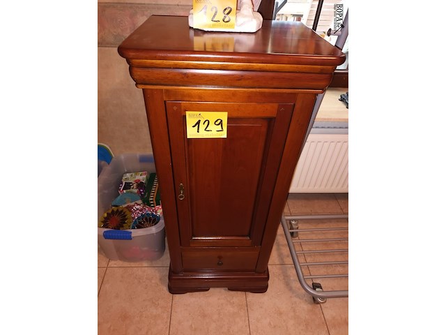 Lot 129 - kastje in kerselaar - afbeelding 1 van  3