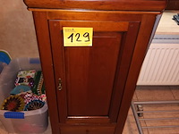 Lot 129 - kastje in kerselaar - afbeelding 1 van  3