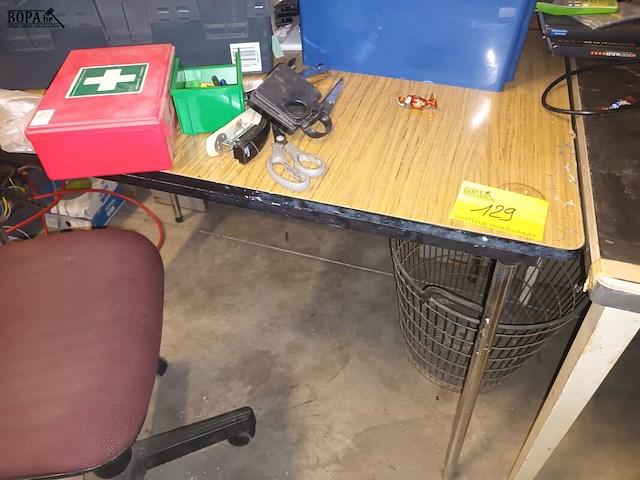 Lot 129 - keukentafel met inhoud - afbeelding 1 van  3