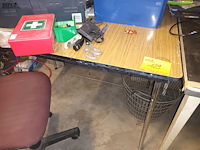 Lot 129 - keukentafel met inhoud - afbeelding 1 van  3