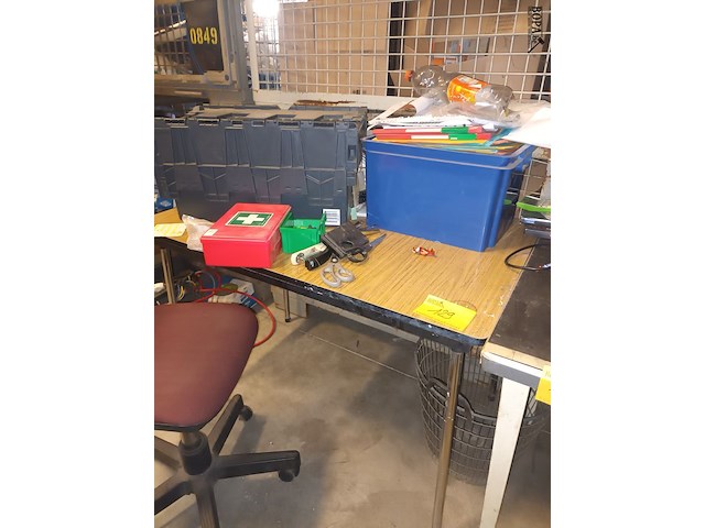 Lot 129 - keukentafel met inhoud - afbeelding 2 van  3