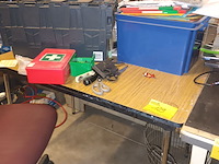 Lot 129 - keukentafel met inhoud - afbeelding 2 van  3