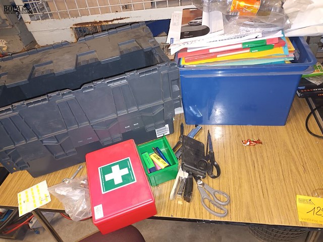 Lot 129 - keukentafel met inhoud - afbeelding 3 van  3