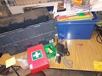 Lot 129 - keukentafel met inhoud - afbeelding 3 van  3