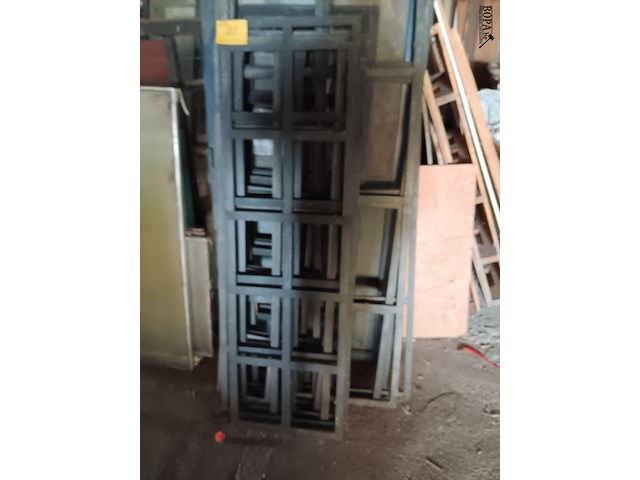 Lot 129 - planten klimrekken en vliegendeuren - afbeelding 1 van  2