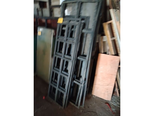 Lot 129 - planten klimrekken en vliegendeuren - afbeelding 2 van  2