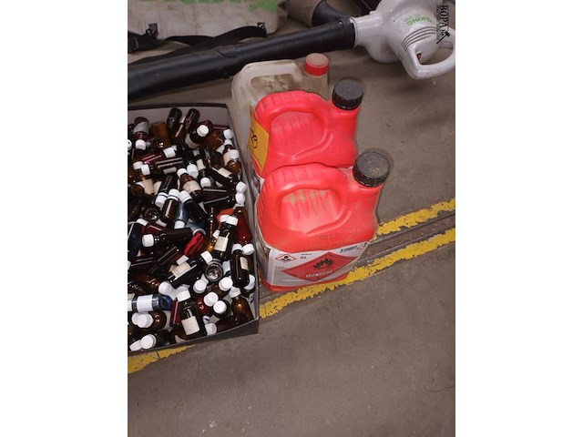 Lot 129 - producten en verf - afbeelding 2 van  3