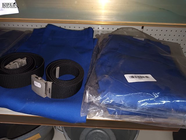 Lot 129 - werkbroeken en riemen - afbeelding 2 van  4