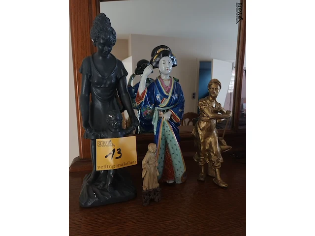 Lot 13 - beelden. 4 stuks - afbeelding 1 van  4
