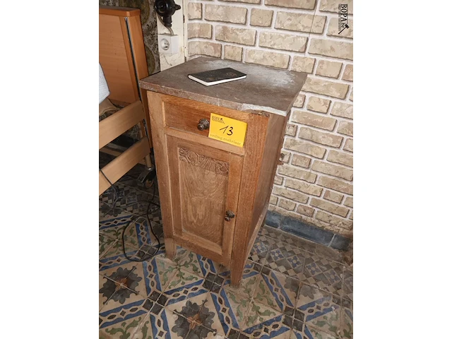 Lot 13 - bijzetkastje - afbeelding 1 van  3