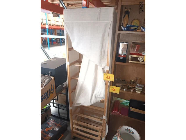 Lot 13 - boekenkast en houten rekje - afbeelding 1 van  4