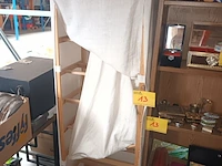 Lot 13 - boekenkast en houten rekje - afbeelding 1 van  4