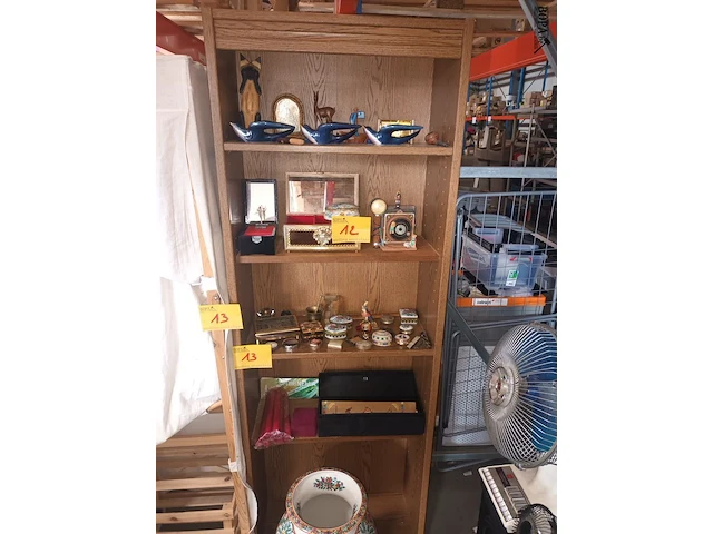 Lot 13 - boekenkast en houten rekje - afbeelding 2 van  4
