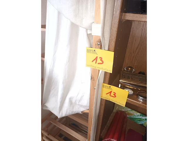 Lot 13 - boekenkast en houten rekje - afbeelding 3 van  4