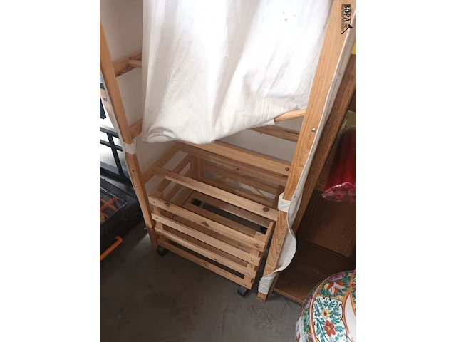 Lot 13 - boekenkast en houten rekje - afbeelding 4 van  4