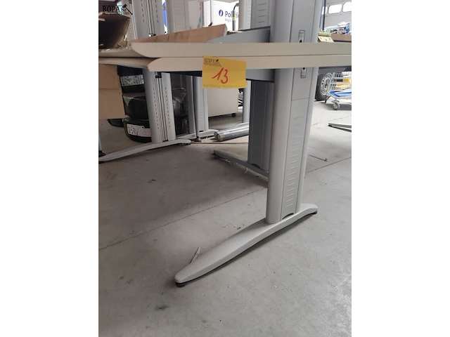 Lot 13 - ecru gebogen las bureeltafel - afbeelding 1 van  4