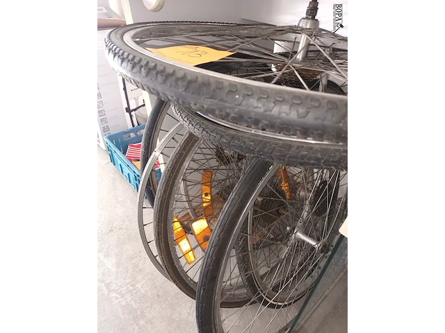 Lot 13 - fietswielen. 8 stuks - afbeelding 3 van  3