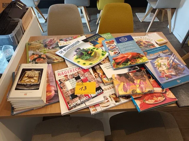 Lot 13 - kookboeken. 27 stuks - afbeelding 1 van  4